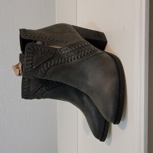 ZiGi Soho Women's Halyn Chelsea Boot Size 6